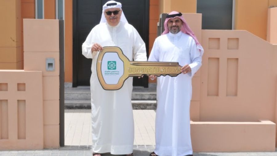 السيد حسن بوعلي مدير أول الفروع يسلم مفتاح الفيلا للسيد حسن الناصر.
