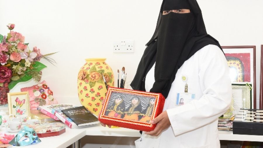 مريم الدوسري مشرفة النشاط الاجتماعي بوحدة العلاج النفسي بالمركز الوطني لعلاج وأبحاث السرطان.