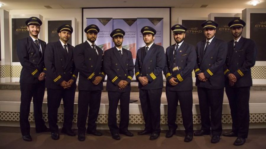 الدفعة الأولى من طياري الاتحاد للطيران الإماراتيين المقرر انضمامهم إلى برنامج الخدمة الوطنية في دولة الإمارات العربية المتحدة