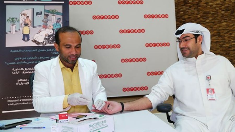 أحد الموظفين أثناء الفحص