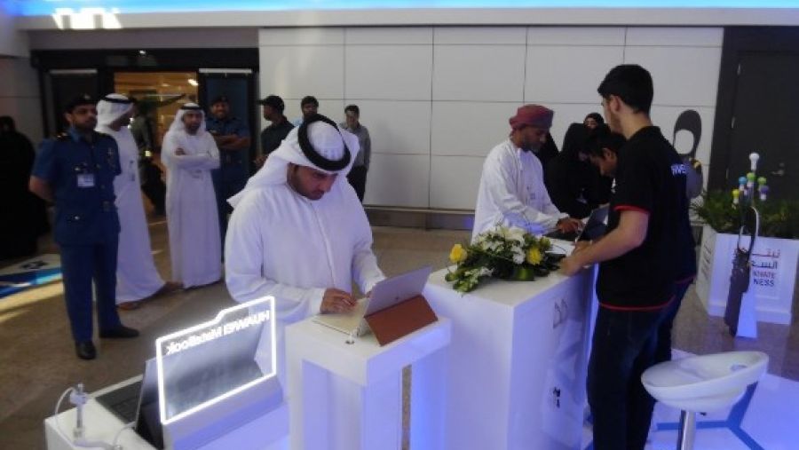 مشاركون في الحملة يقدمون مساهماتهم