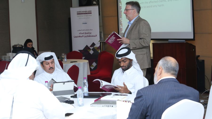 المشاركون في تمرين تفاعلي ضمن فعاليات برنامج إعداد المستشارين المهنيين