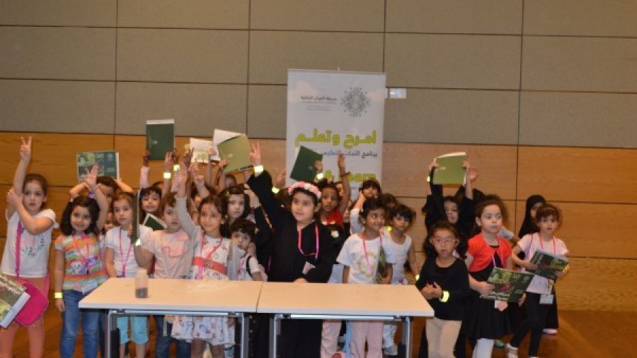 مشاركون في ورشة عمل "امرح وتعلم"، التي نظمتها حديقة القرآن النباتية مؤخرًا، بالتعاون مع الفرع النسائي بمؤسسة عيد الخيرية