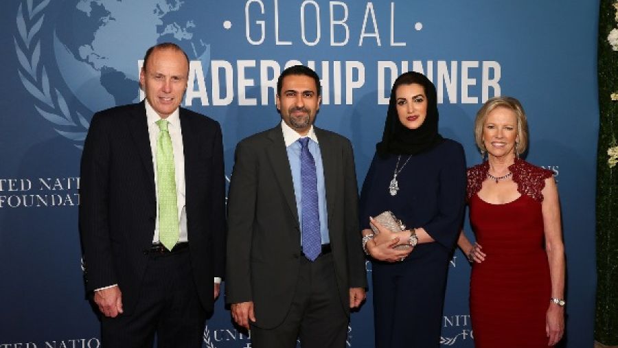 بيتر يو، نائب رئيس السياسة العامة، رابطة الأمم المتحدة؛ راشد الأنصاري، المدير العام لشركة "الأنصاري للصرافة" وزوجته، وكاثي كالفين، الرئيس والرئيس التنفيذي لرابطة الأمم المتحدة