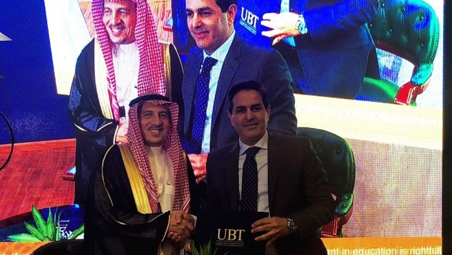 وقع الاتفاقية كل من فادي هاني، نائب رئيس شركة "أڤايا" في الشرق الأوسط وأفريقيا وتركيا، والأستاذ الدكتور أسامة بن أحمد الجنّادي رئيس جامعة الأعمال والتكنولوجيا. 