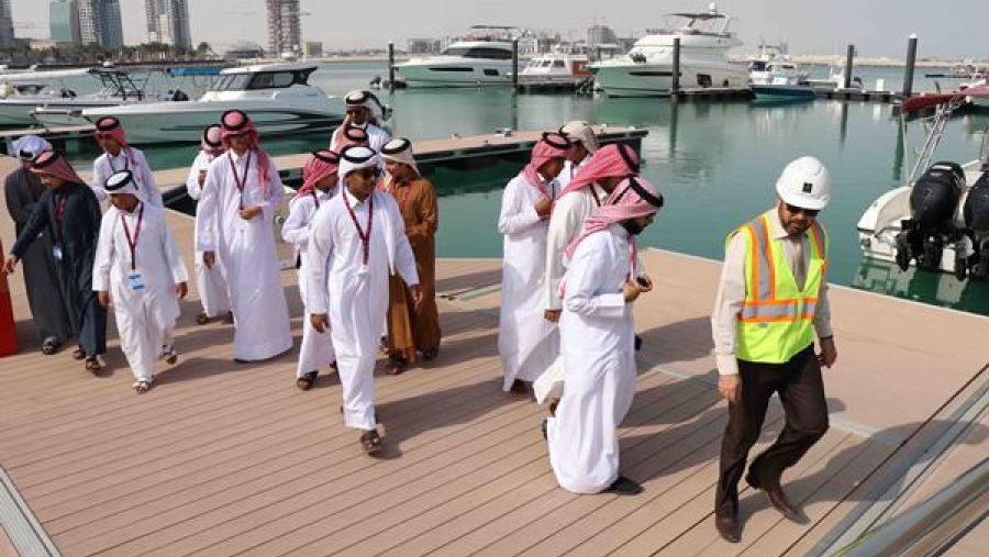 مشاركون في المخيم المهني الشتوي خلال زيارتهم الميدانية لمدينة لوسيل