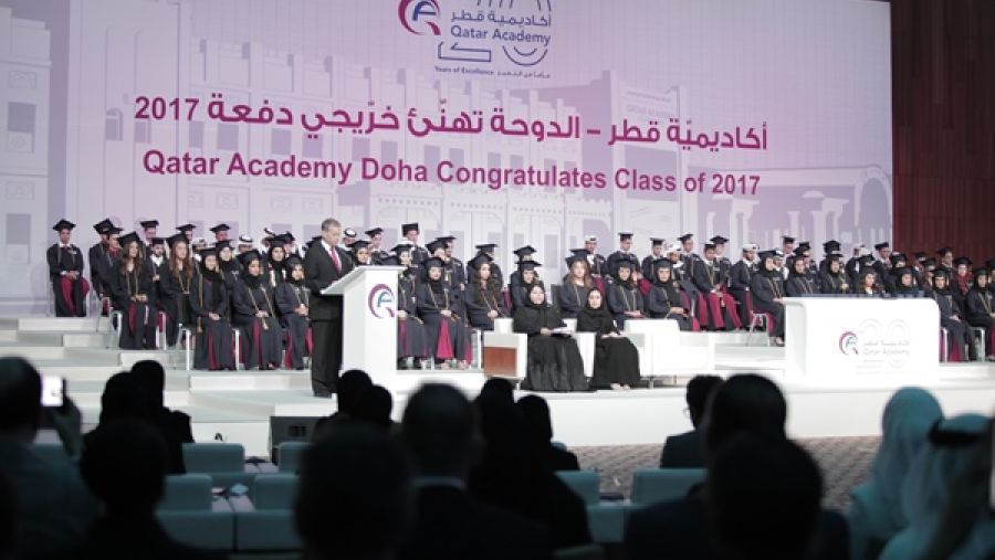 احتفى الحفل بتخريج 85 طالبًا وطالبة، بينهم 44 قطريًا.
