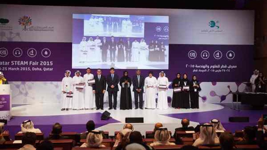 الصورة الجماعية للفائزين في مسابقة معرض قطر الأول للعلوم والهندسة