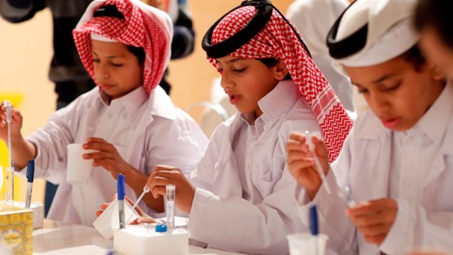 الأطفال يشاركون في تجربة علمية صُممت خصيصاً لليوم الوطني بخيمة مؤسسة قطر في درب الساعي