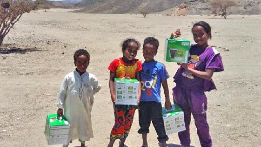 يمكن أن يستفيد من 3 إلى 5 أفراد في المتوسط، من كشاف الطاقة الشمسية، طبقا للمساحة التي يتواجدون بها