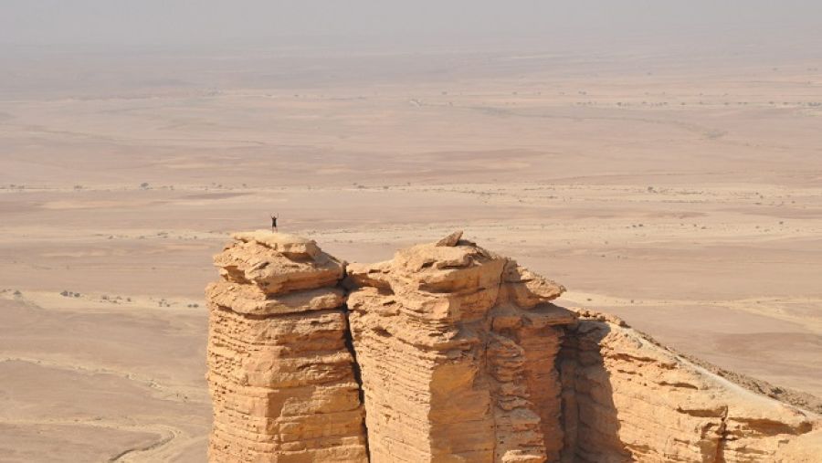 جبل طويق المنحدر الذي يبلغ طوله 700 كيلو متر من جبال فهرين.
