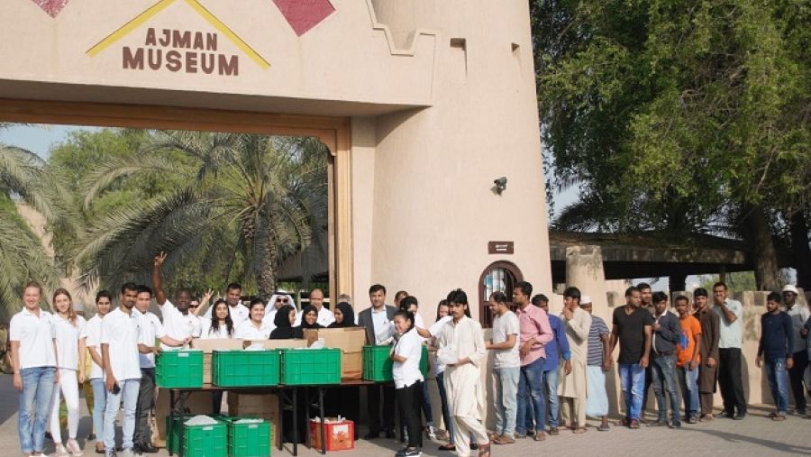 قام فريق العمل بتوزيع الوجبات المغلفة على الصائمين متضمنةً أساسيات الإفطار في مبادرةٍ أقيمت بمتحف عجمان.