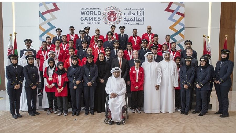 ممثلون عن الاتحاد للطيران والأولمبياد الخاص في أبوظبي 2019 وشركة بترول أبوظبي الوطنية أدنوك، في الصورة بعد الإعلان عن الاتحاد للطيران ناقلاً رسميًا لدورة الألعاب العالمية الصيفية للأولمبياد الخاص 2019 في أبوظبي.