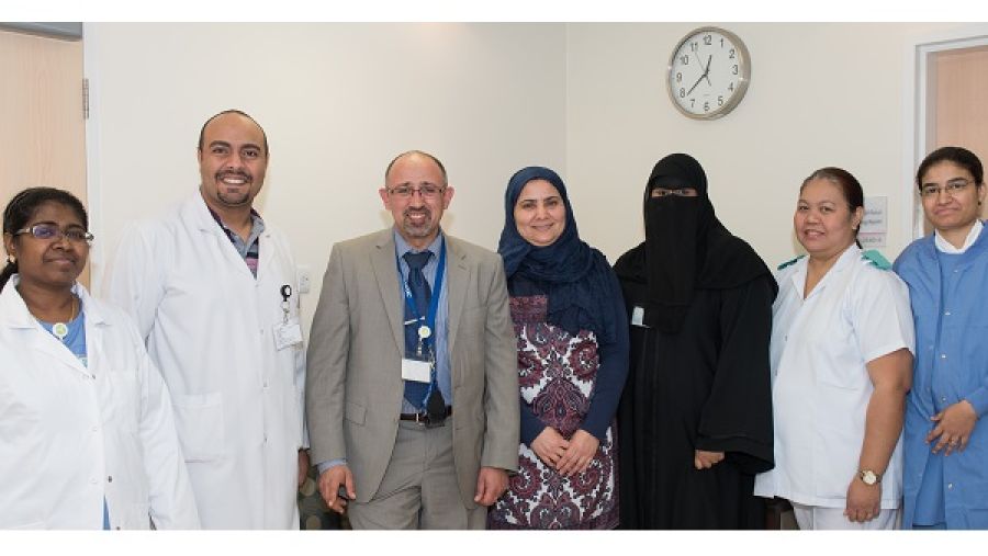 الدكتور أيمن والفريق الجراحي المشرف على إجراء العملية