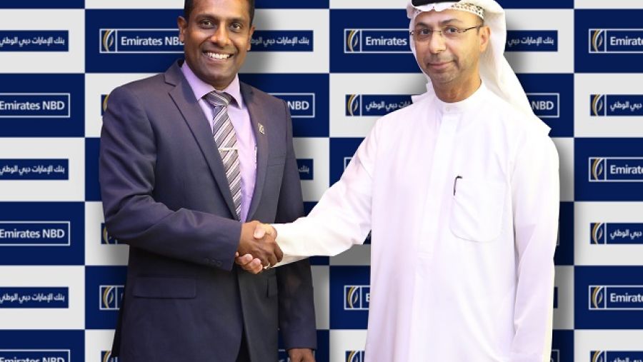 سيف سلطان عبدلله السلامي رئيس مجلس إدارة أموال للوساطة المالية، وديبتا بريماسينقا، رئيس خدمات قسم التقاص العام في بنك الإمارات دبي الوطني.