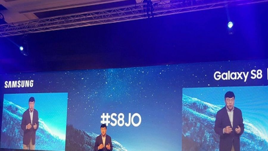 سيتوفر جالاكسي  S8 بألوان غنيّة بما في ذلك الأسود الحالك، الأوركيديه الرمادي، والفضة القطبية، والمرجان الأزرق والذهب القيقبيّ.