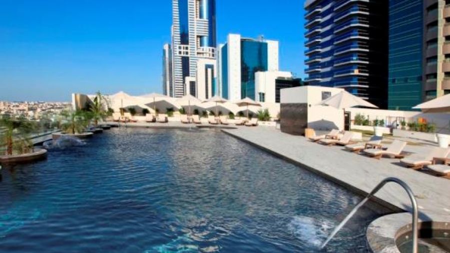 مسبح إنفينيتي في فندق ميلينيوم بلازا دبي