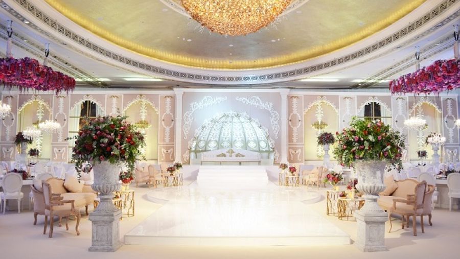 ادخلوا عالمًا من الخدمات المميزة، والديكورات الملوكية، في حفل زفاف يصل إلى أقصى درجات الفخامة في فندق سانت ريجيس أبوظبي.