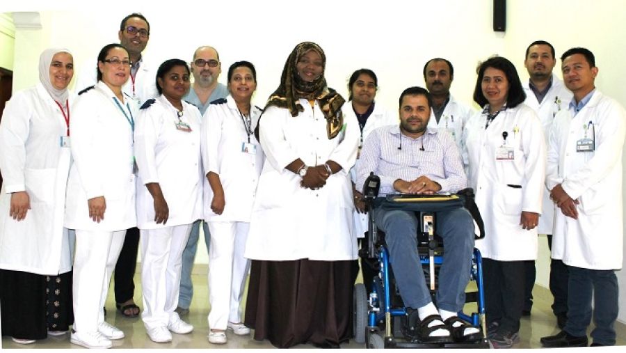فريق مجمّع الرعاية والتأهيل المجتمعي بمؤسسة حمد الطبية يساعد على دمج المرضى في المجتمع.