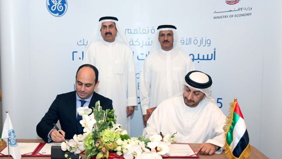 سعادة عبدالله بن أحمد آل صالح، وكيل وزارة الاقتصاد لشؤون التجارة الخارجية والصناعة مع الدكتور سامي كامل، المدير العام التسويق الاستراتيجي العالمي، جنرال إلكتريك للطاقة.