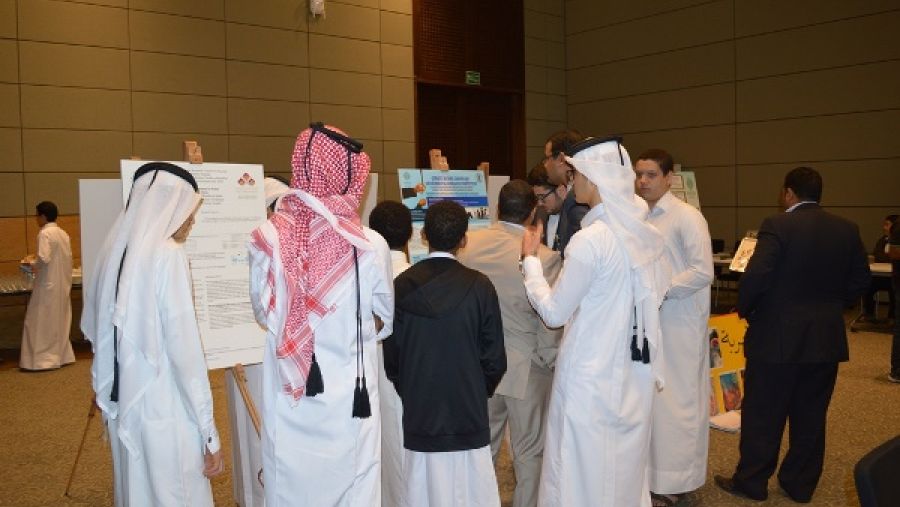 الطلاب المشاركون يعرضون بحوثهم أثناء مشاركتهم في المسابقة البحثية البيئية