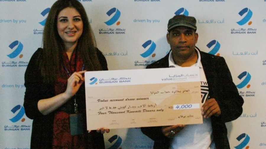 سيد شاه نواز يستلم الجائزة