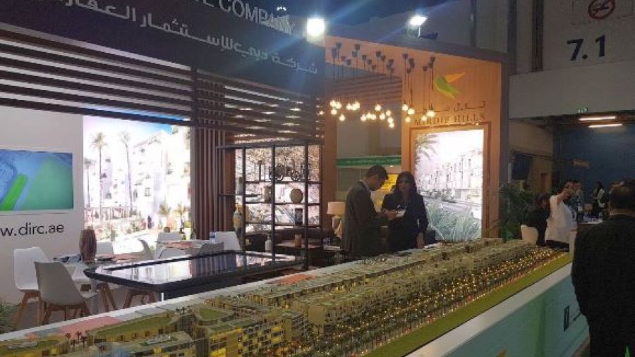 زائرون في جناح دبي للاستثمار في معرض سيتي سكيب أبوظبي