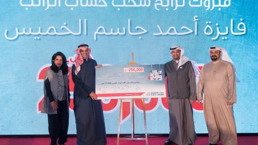 فايزة الخميس تفوز بأكبر جائزة لحساب الراتب في الكويت قيمتها 250,000 دينار كويتي.
