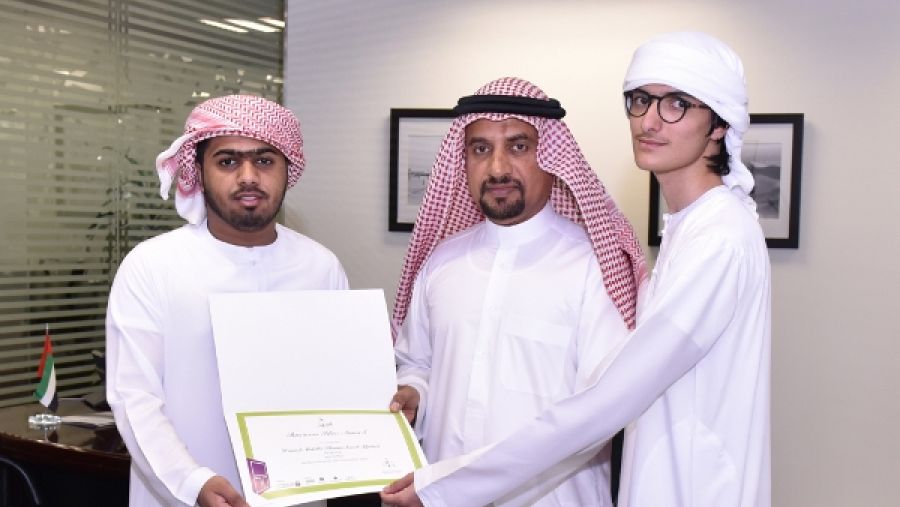 الدكتور هاشم الزعابي يهنئ الطلبة الفائزين في المسابقة من كلية دبي 