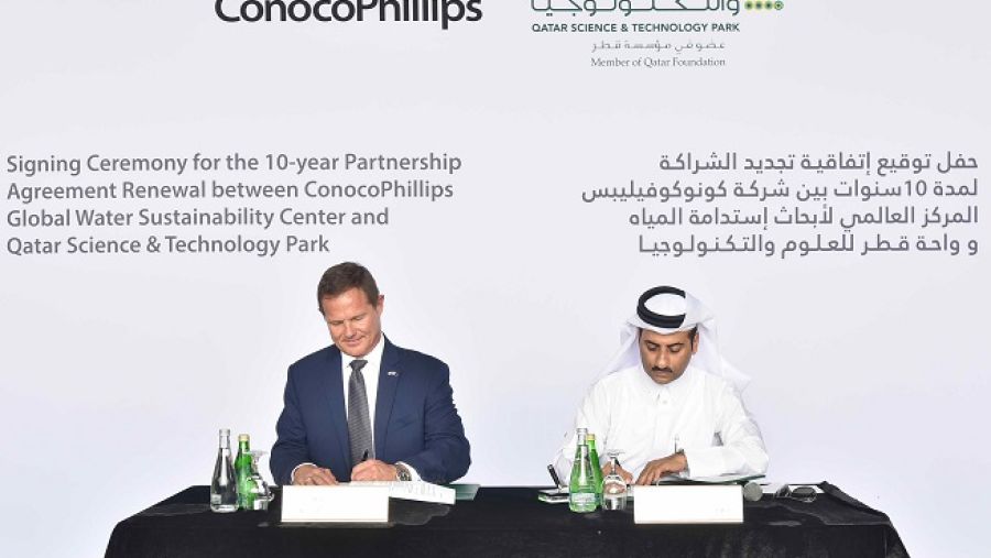 السيد يوسف عبدالرحمن صالح، المدير التنفيذي لواحة قطر للعلوم والتكنولوجيا، والسيد تود كريجر، رئيس وحدة أعمال كونوكو فيليبس في قطر، أثناء مراسم توقيع اتفاقية تجديد الشراكة.