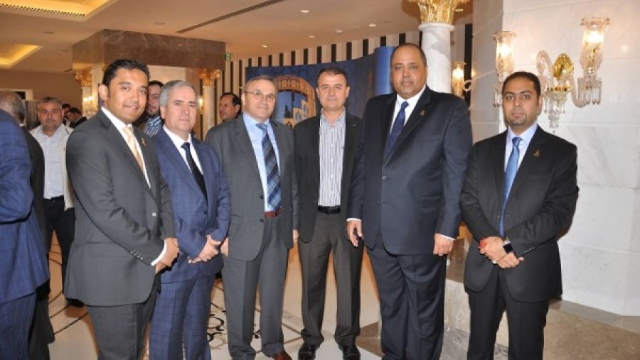 زياد بن محفوظ، الرئيس التنفيذي لمجموعة إيلاف مع عدد من الحضور والموظفين خلال حفل العشاء الخاص بالجولات التسويقية لإيلاف العام الماضي في اسطنبول