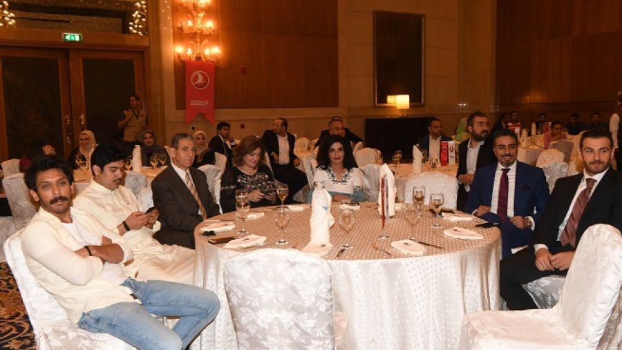 حضر الغبقة سعادة السفيرة التركية في الكويت السيدة عائشة هلال سيان كويتاك واستمتع المدعوون بكرم الضيافة التركية الأصيلة وأنغام الموسيقى.