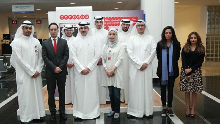 وفد إداريي Ooredoo في ركن الشركة في المعرض