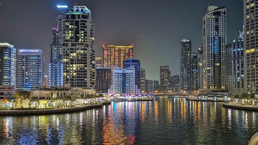 الحقيقة أن العدسة عريضة الزاوية تجعل الصور تبدو كأنها بطاقات بريدية ذات مشاهد خارجية ساحرة.