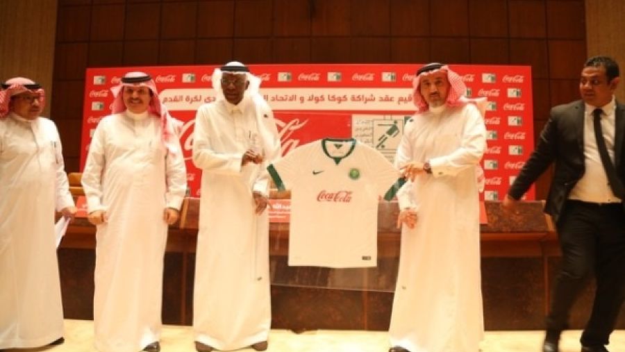 حفل التوقيع بين أحمد عيد رئيس مجلس إدارة الاتحاد العربي السعودي لكرة القدم وعبدالله العرام مساعد العام لشركة كوكا كولا في المملكة العربية السعودية