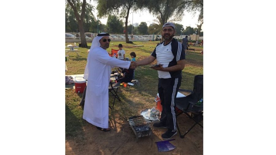 مفتشو البلدية يرشدون مرتادي الحدائق حول القوانين الخاصة بارتياد الحدائق