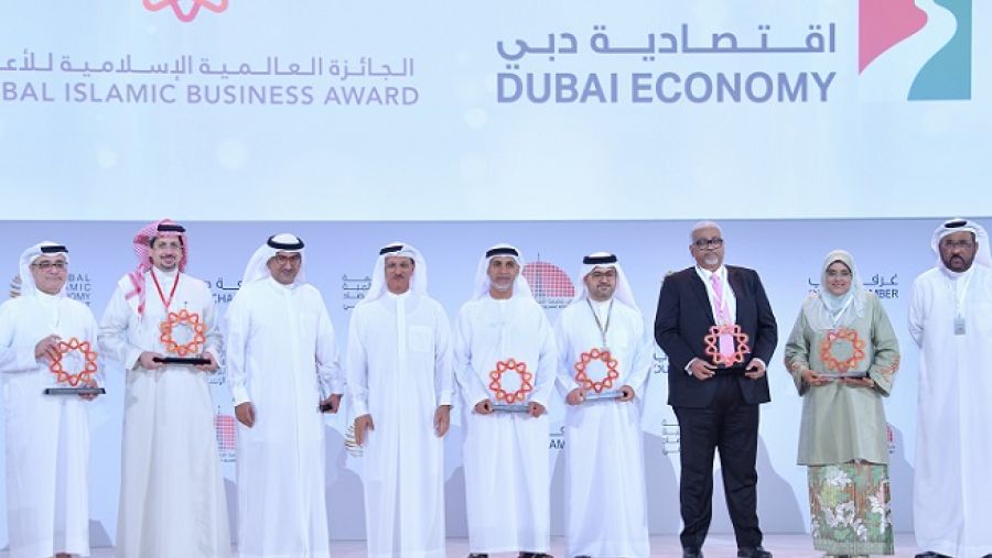 قام معالي المهندس سلطان المنصوري، بتكريم الفائزين بالجائزة العالمية الإسلامية للأعمال 2018.