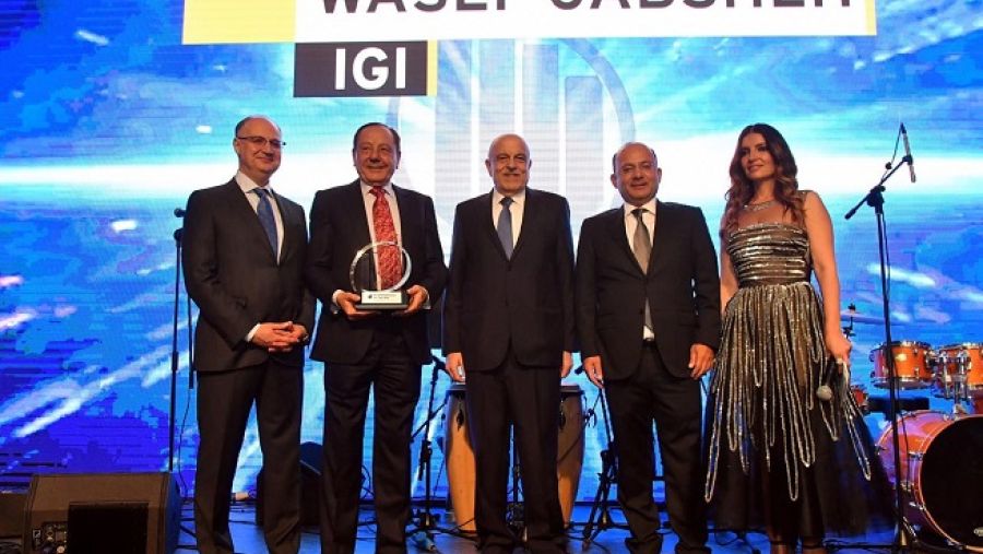 واصف الجبشة، المؤسس والرئيس التنفيذي للشركة العالمية للتأمينات العامة المحدودة (IGI) أثناء تسلمه الجائزة.