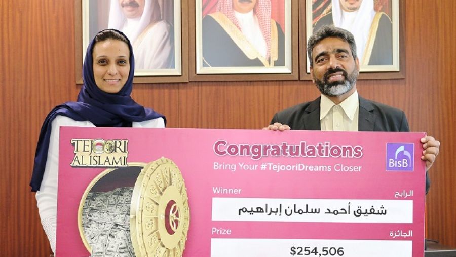 السيد شفيق أحمد سلمان الفائز بالجائزة الكبرى الأولى لحساب تجوري الإسلامي.
