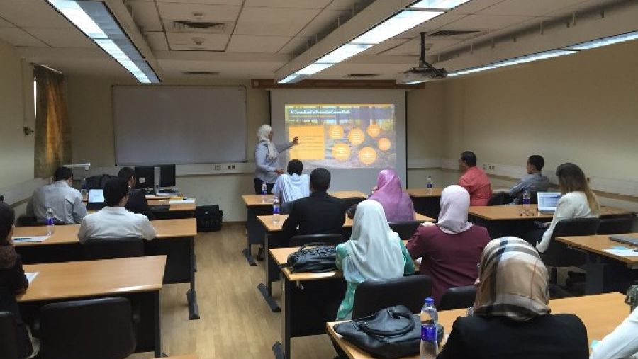 الطلاب المصريين ضمن «برنامج المحترفين الشباب» الذي يديره معهد «إس إيه بي» للتدريب والتطوير يتلقون المهرات التقنية اللازمة لاقتناص الفرص الوظيفية في عصر الاقتصاد الرقمي