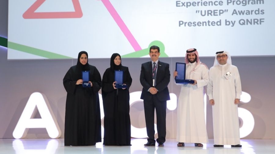 لقطة تجمع ممثلي الفرق الفائزة بالمركز الأول والثاني والثالث في مسابقة برنامج خبرة الأبحاث للطلبة الجامعيين