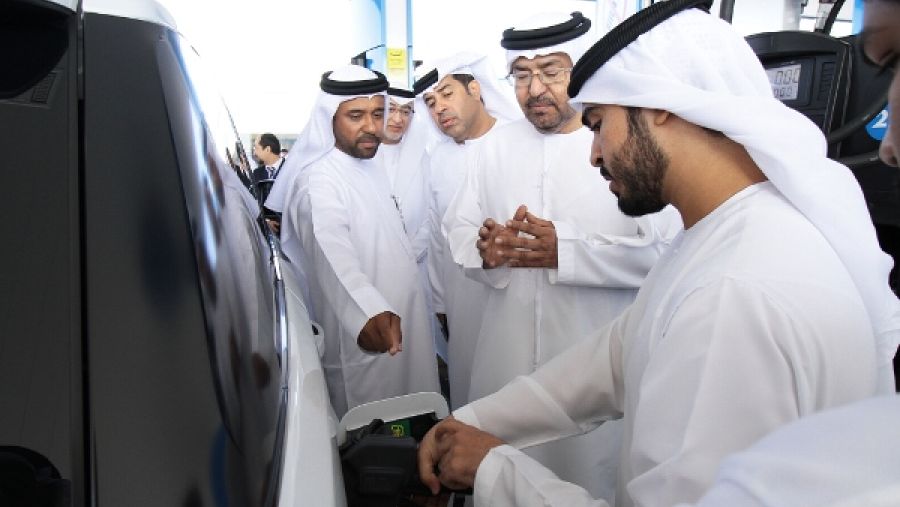 عبد الله ناصر السويدي، الرئيس التنفيذي لشركة بترول أبوظبي الوطنية (أدنوك) وعبد الله سالم الظاهري، الرئيس التنفيذي لشركة أدنوك للتوزيع أثناء افتتاح محطة ربدان بأبوظبي
