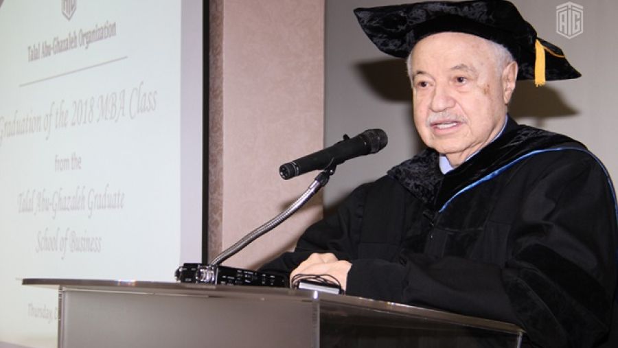 هنأ الدكتور أبوغزاله الطلاب الخريجين بتخرجهم