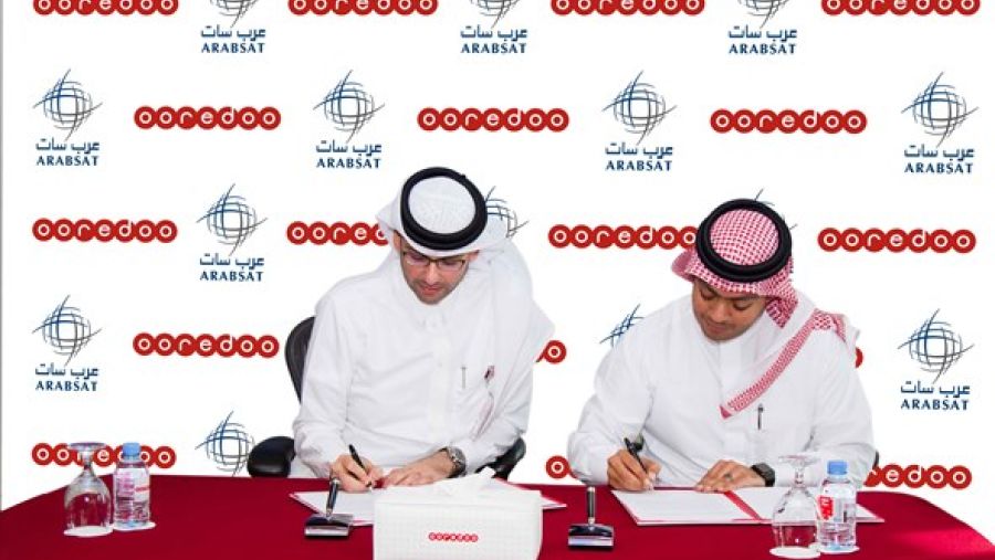 السيد أحمد عبد العزيز النعمة، رئيس المبيعات والخدمات في Ooredoo قطر، والسيد وائل البطي، مدير أول مبيعات في عربسات، خلال توقيع الاتفاقي