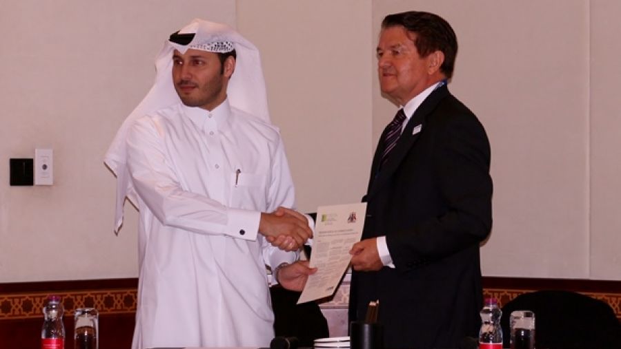المهندس مشعل الشمري، مدير مجلس قطر للمباني الخضراء، والسيد ميل بريتشارد، الرئيس المؤقت لمعهد تشارترد للبناء بمنطقة الشرق الأوسط، أثناء حفل توقيع مذكرة التفاهم