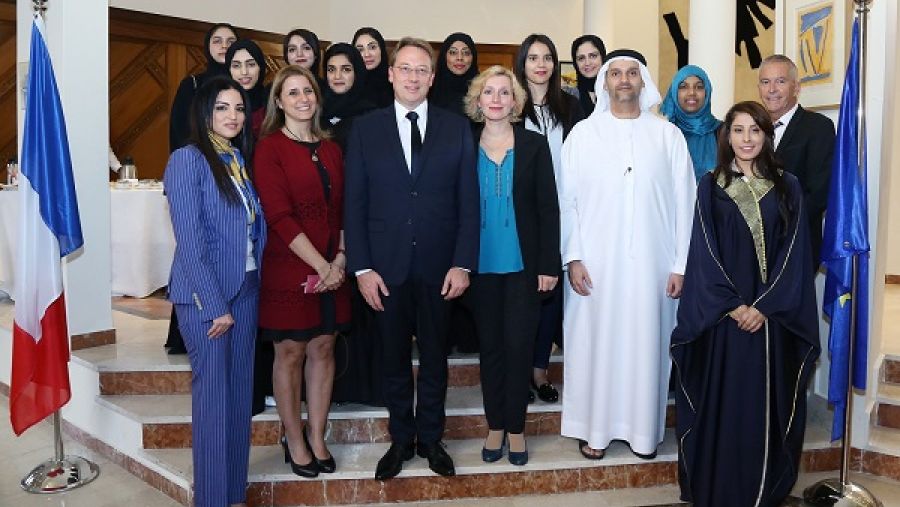 صورة جماعية للشابات الإمارتيات وممثلين عن مجموعة الأهلي القابضة وبنك الاتحاد الوطني