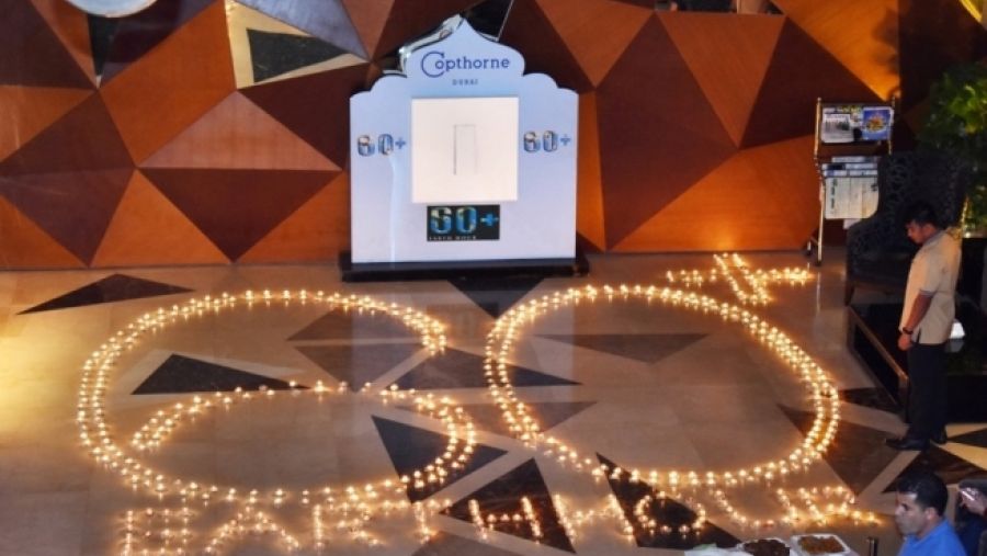 أضيئت الشموع على شكل 60+ Earth Hour.