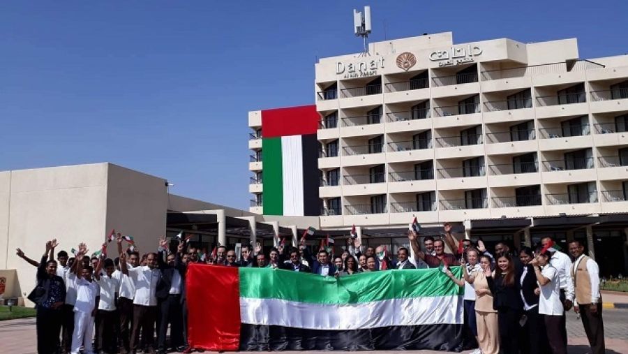 وقف كامل فريق عمل منتجع دانات العين وقفة إجلال واحترام أمام العلم الإماراتي، معبرين عن انتمائهم وولائهم للدولة.