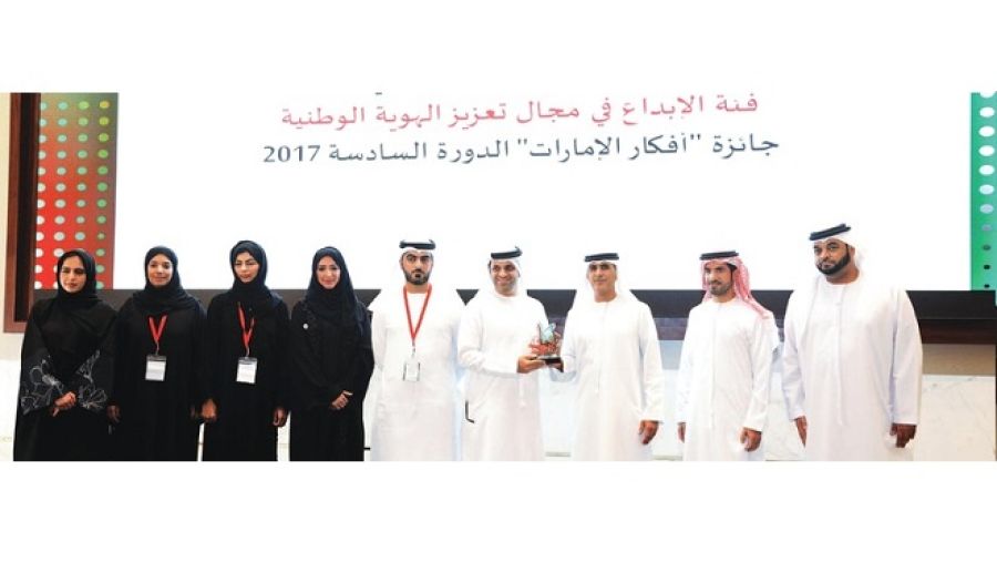 خلال تسلم الجائزة