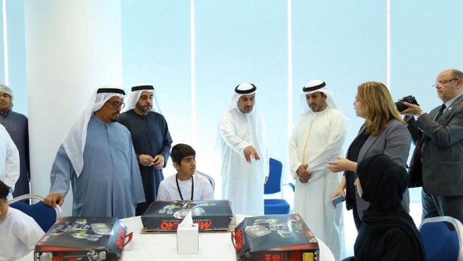 خلال إطلاق برنامج الذكاء الاصطناعي في حرم جامعة حمدان بن محمد الذكية.